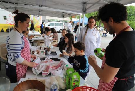 Après l'effort, le réconfort... La MDH Essarts-Surieux proposait un atelier cuisine sur Le parvis de La Butte. Au menu, pain perdu. Rien ne se perd !