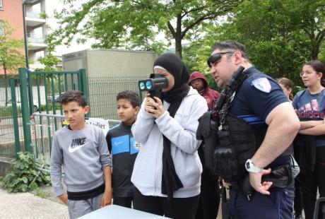 De la découverte des jumelles radar à la mise en situation sur la voirie, il n'y avait qu'un pas que les jeunes ont franchi avec l'aide des policiers municipaux.