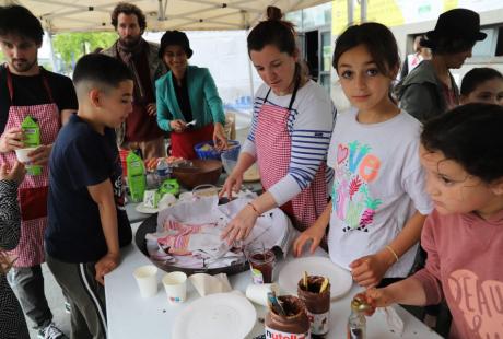 Après l'effort, le réconfort... La MDH Essarts-Surieux proposait un atelier cuisine sur Le parvis de La Butte. Au menu, pain perdu. Rien ne se perd !