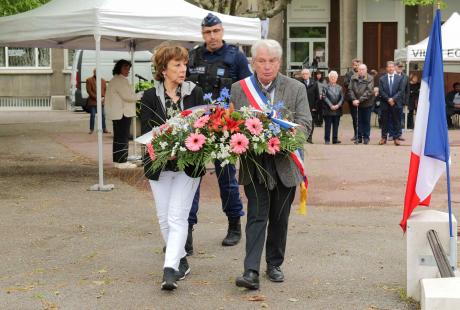 Jacqueline Madrennes, adjointe au travail de mémoire, et Renzo Sulli, ont déposé une gerbe de fleurs sur le monument aux morts.