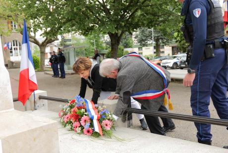 Jacqueline Madrennes, adjointe au travail de mémoire, et Renzo Sulli, ont déposé une gerbe de fleurs sur le monument aux morts.