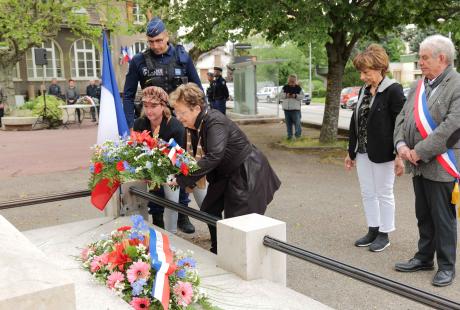 Stéphanie Noca, secrétaire générale de la FNDIRP et Michèle Josserand, de la FNDIRP, ont également déposé une gerbe de fleurs.