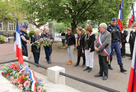 Mireille Pouyet, membre de la FNACA et Jean-Pierre Calvet, président du Comité de liaison des associations des anciens combattants, ont déposé des fleurs.