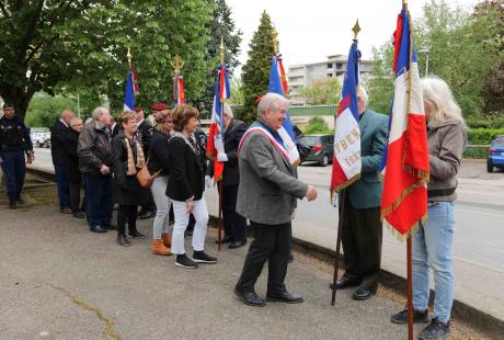 Salut aux drapeaux et recueillement ont conclu la commémoration.