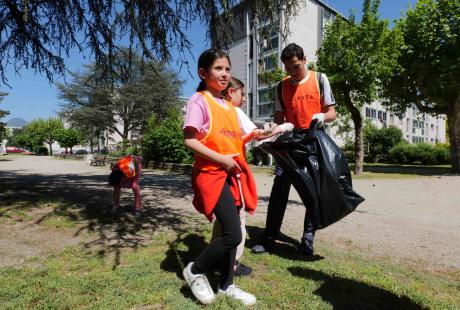 Des petits groupes ont ratissé le quartier.