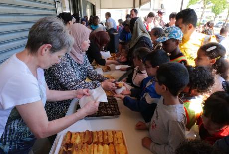 Un goûter préparé par des bénévoles d'Ahsoe attendaient les participants.