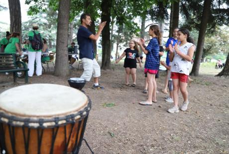 Sous les arbres, c'était atelier percussion et chorégraphie avec Emmanuel Boudières, pour les enfants.