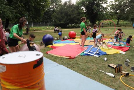 Comme souvent, l'école de cirque Aux Agrès du vent avait répondu présent, pour le plus grand plaisir des tout-petits...