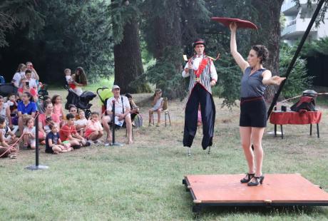 Trois petits tours et puis s'en vont : les artistes de la Compagnie Cirque autour ont tout juste eu le temps de se présenter, que l'orage mettait fin au spectacle... Ce n'est que partie remise !