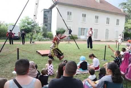 Trois petits tours et puis s'en vont : les artistes de la Compagnie Cirque autour ont tout juste eu le temps de se présenter, que l'orage mettait fin au spectacle... Ce n'est que partie remise !