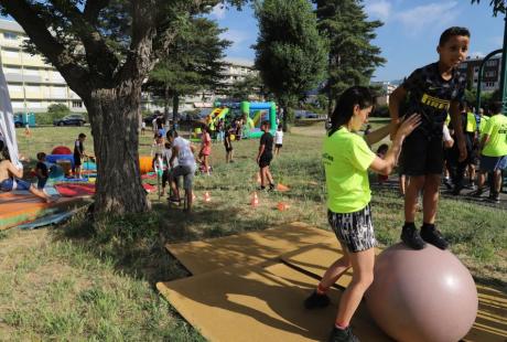 Les Agrès du vent étaient notamment présents pour proposer aux enfants de tester plusieurs ateliers de cirque. Ils ont adoré !