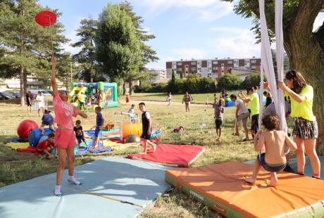 Les Agrès du vent étaient notamment présents pour proposer aux enfants de tester plusieurs ateliers de cirque. Ils ont adoré !