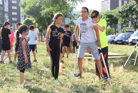 Les Agrès du vent étaient notamment présents pour proposer aux enfants de tester plusieurs ateliers de cirque. Ils ont adoré !