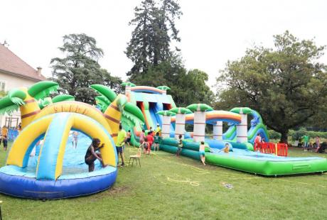 Les jeux d'eau étaient de sortie pour le plus grand bonheur des enfants, avant que la pluie ne fasse son apparition.