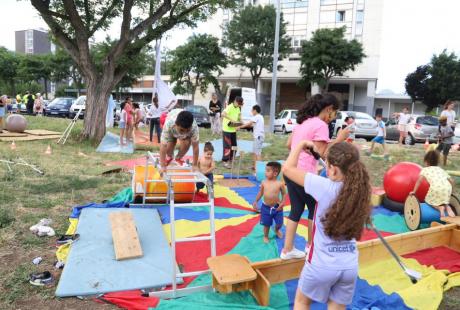 Les Agrès du vent étaient notamment présents pour proposer aux enfants de tester plusieurs ateliers de cirque. Ils ont adoré !