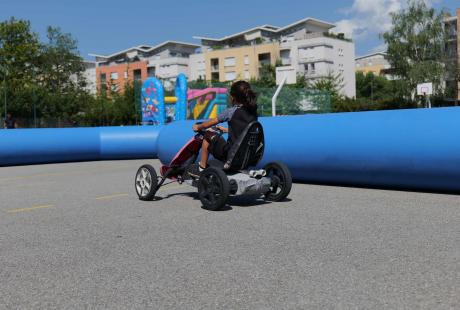 Un mini karting amusait les plus grands.