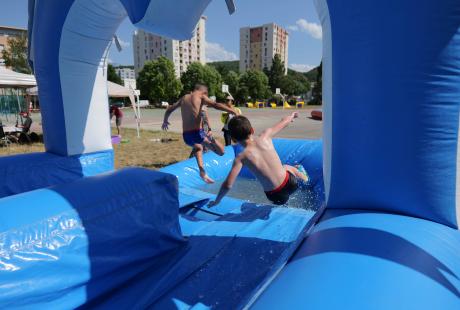 A Centre-Sud, les jeux d'eau ont trouvé preneur, avec la chaleur estivale !