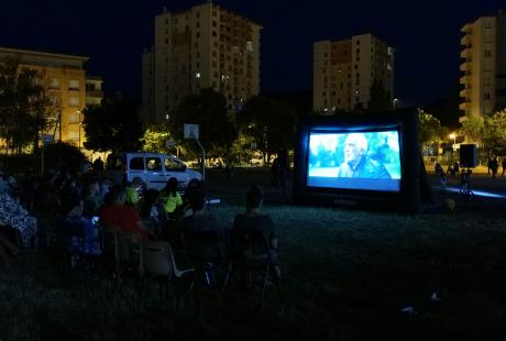 Une séance de cinéma plein air réunissait petits et grands.