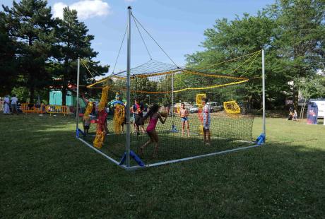 Des grands jeux dispersés dans le parc pour le plaisir de se retrouver.