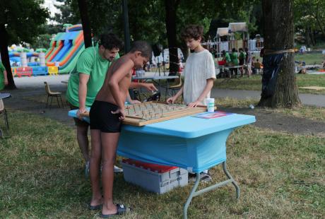 Des grands jeux dispersés dans le parc pour le plaisir de se retrouver.