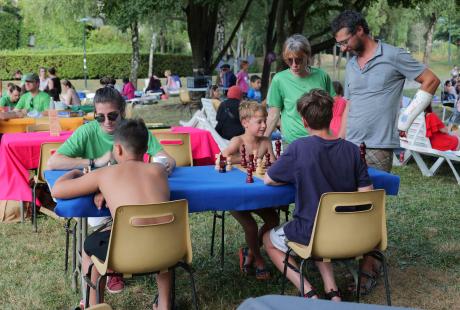 Des grands jeux dispersés dans le parc pour le plaisir de se retrouver.