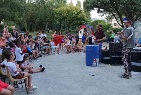 Le spectacle Plastique boum boum, de la compagnie La Taroupe, a bien fait rire petits et grands.