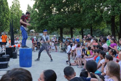 Le spectacle Plastique boum boum, de la compagnie La Taroupe, a bien fait rire petits et grands.