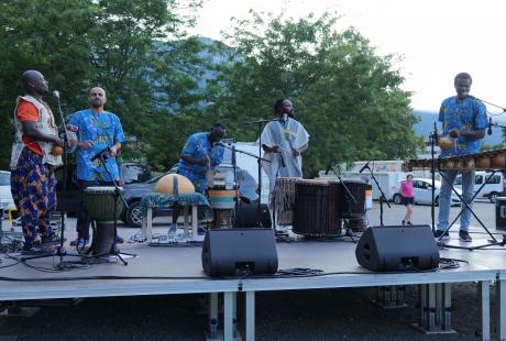 Le groupe Azroubeh est monté sur scène pour un concert de musique d'Afrique de l'ouest.