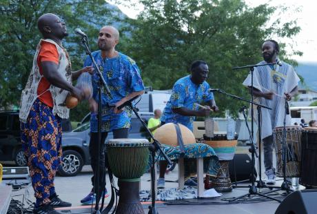 Le groupe Azroubeh est monté sur scène pour un concert de musique d'Afrique de l'ouest.