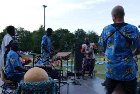 Le groupe Azroubeh est monté sur scène pour un concert de musique d'Afrique de l'ouest.