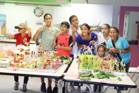 Les enfants, aussi, avaient mis les petits plats dans les grands pour accueillir les visiteurs et visiteuses avec un apéritif de fruits !