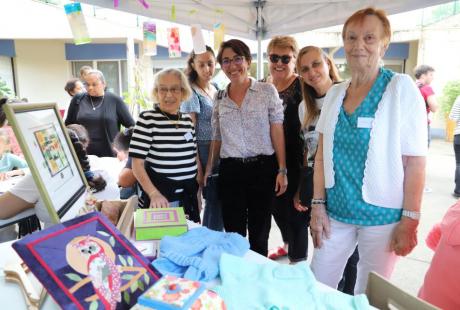 Les élu-es, ici la première adjointe Amandine Demore et l'adjointe aux solidarité Sylvette Rochas, sont venu-es participer à ces portes ouvertes et se rendre compte de la belle dynamique à l’œuvre dans le quartier.   