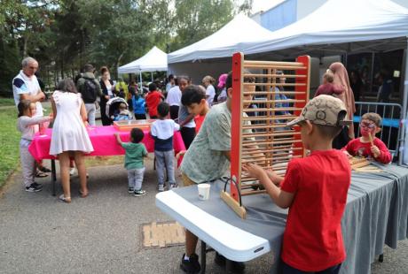 Jeux en bois, manège à pédales, stand de maquillage... l'ambiance était aussi particulièrement à la fête pour les enfants avant un grand apéritif partagé à La Butte pour clôturer l'après-midi.