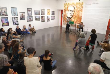 Le Centre du graphisme proposait une visite commentée de l'exposition Chile resistencia, très appréciée, suivie d'un instant musical par le groupe Witral.