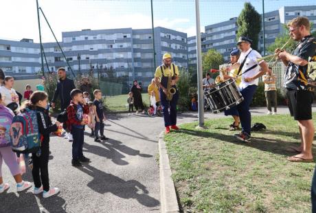 Les élèves de la maternelle Cachin ont décollé avec les musicien-nes de la Spécial K, direction déambulation, avec des escales programmées dans tous les équipements du quartier !