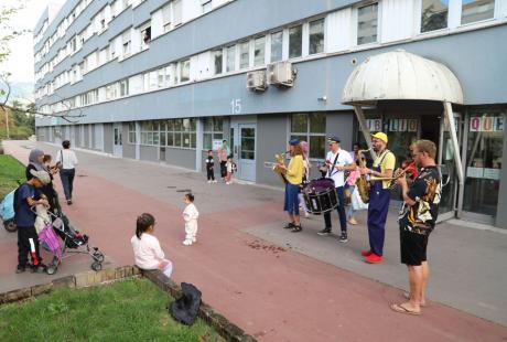 Premières escales devant la bibliothèque Neruda, puis la ludothèque Essarts-Surieux pour l'inauguration de la décoration réalisée durant l'année par des enfants de la ludothèque et des adultes du groupe d'apprentissage du français de la MDH, encadrés par le plasticien Jérôme Bayet.