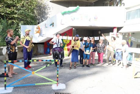 Premières escales devant la bibliothèque Neruda, puis la ludothèque Essarts-Surieux pour l'inauguration de la décoration réalisée durant l'année par des enfants de la ludothèque et des adultes du groupe d'apprentissage du français de la MDH, encadrés par le plasticien Jérôme Bayet.