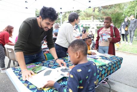 Le Pôle de la lecture et de l'écrit présentait l'action des Livres à soi, et les nombreuses possibilités offertes par la bibliothèque Neruda et ses professionnel-les de voyager à travers le livre et la création...