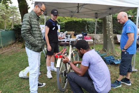 Atelier de confection d'origami, de réparation de vélo ou de couture... les habitant-es ont pu découvrir un large éventail des activités proposées par la MDH, L'Escale ou leurs partenaires, et s'informer !