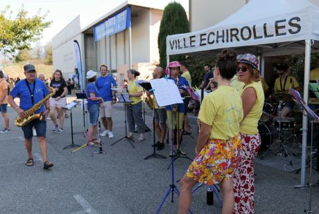 L'ensemble musical l'écho d'Echirolles, peu avant un petit concert devant le gymnase.