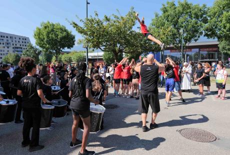 La BatucaVI animait musicalement les Agrès du vent.