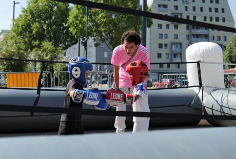 Même les plus petits s'essaient à la boxe...