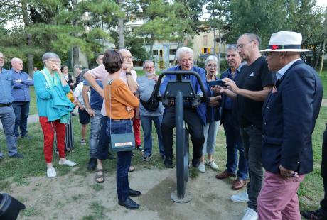 Le maire lançait l'inauguration sur un vélo connecté.