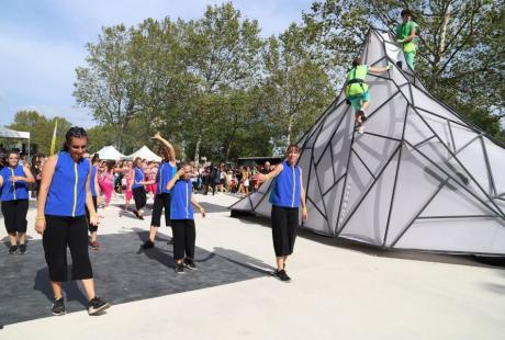 Sur l'esplanade Thomas Pesquet, fraîchement baptisée, les visiteurs et visiteuses ont profité des animations, à l'image du spectacle de la Cie Malka, en déambulation de l'école vaillant-Couturier, ou du concert de l’Écho d’Échirolles devant le SIM Jean-Wiéner.