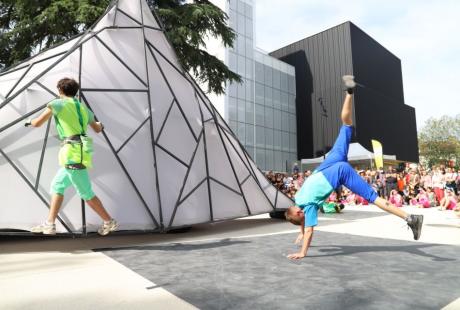 Sur l'esplanade Thomas Pesquet, fraîchement baptisée, les visiteurs et visiteuses ont profité des animations, à l'image du spectacle de la Cie Malka, en déambulation de l'école vaillant-Couturier, ou du concert de l’Écho d’Échirolles devant le SIM Jean-Wiéner.