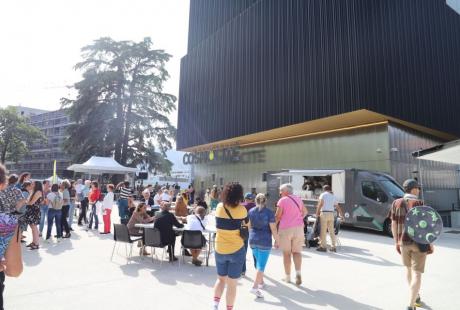 Sur l'esplanade Thomas Pesquet, fraîchement baptisée, les visiteurs et visiteuses ont profité des animations, à l'image du spectacle de la Cie Malka, en déambulation de l'école vaillant-Couturier, ou du concert de l’Écho d’Échirolles devant le SIM Jean-Wiéner. 