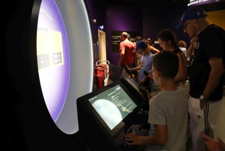 Que ce soit sur l'espace dédié à l'univers, ou sur celui consacré à la Terre, tout le monde retrouve son âme d'enfant au moment de découvrir les différentes animations et ateliers proposés !
