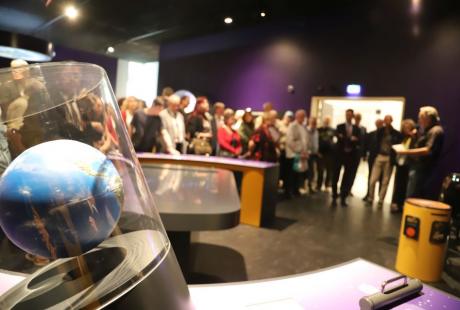 Au centre de sciences, la petite planète bleue continue de faire tourner les têtes des visiteurs et visiteuses... 