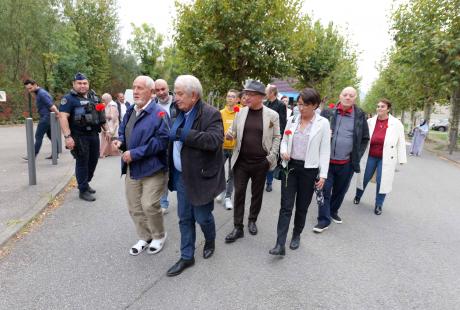 Habitants et élus se sont dirigés vers le canal pour déposer des oeillets.