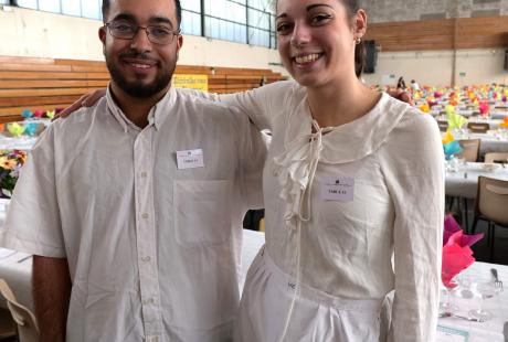 120 personnes ont été employées ce dimanche pour la bonne tenue du banquet.  Ici, Adam et Eva, serveurs d'un jour.